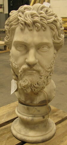 statue