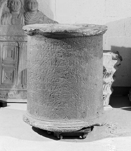 base de statue ; inscription, image 3/4