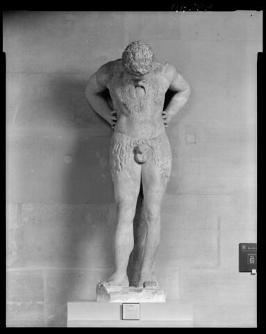 statue