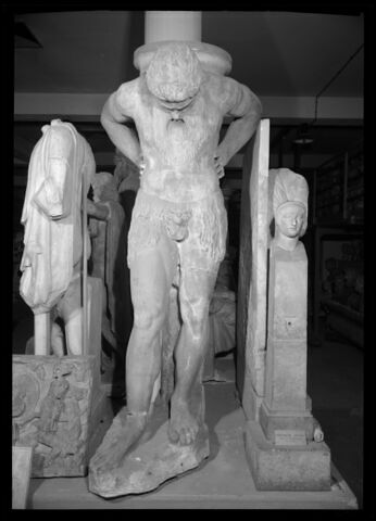 statue