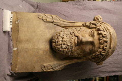 statue, image 2/2