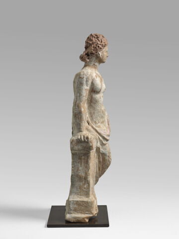 Aphrodite appuyée sur un pilier, image 3/4