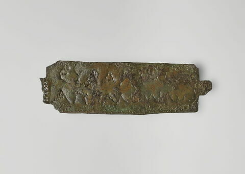 Plaquette inscrite suspendue au cou du défunt, image 2/2