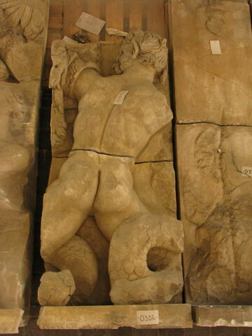 Tirage d’un relief représentant le dos d'un géant., image 2/2