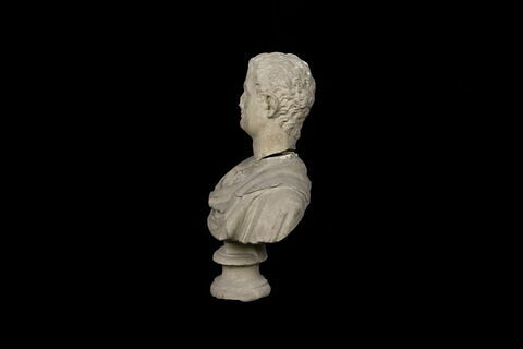 statue, image 2/3