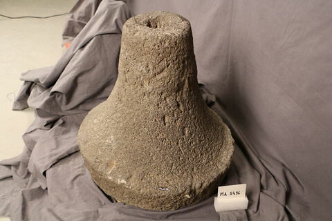 Partie de meule en basalte, image 4/4