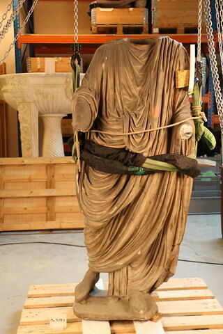 statue