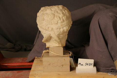 Tête d'homme barbu portant une couronne, image 2/3