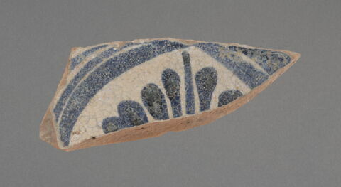 Tesson à motif de végétal digité