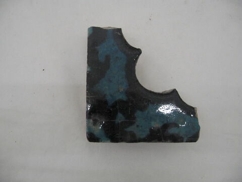 Fragment d'un carreau à bordure intérieure festonnée