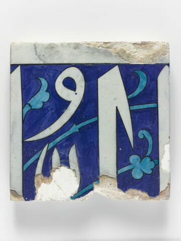 Carreau à inscription blanche sur fond bleu cobalt