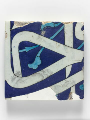 Carreau à inscription blanche sur fond bleu cobalt