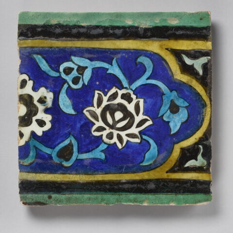 Carreau de bordure au lotus et à la rosette sur fond bleu