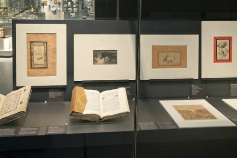 Jeune homme tenant un livre et un brin de narcisse, image 4/12