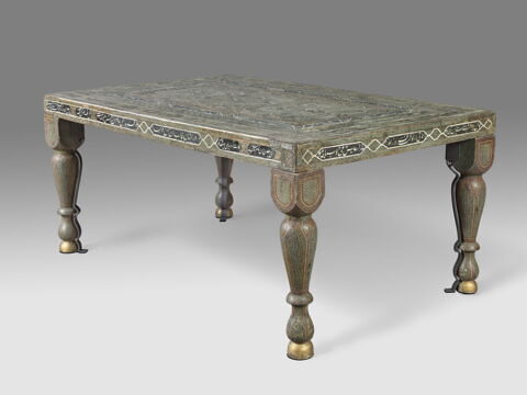 Table à décor d'étoiles et inscription, image 2/15
