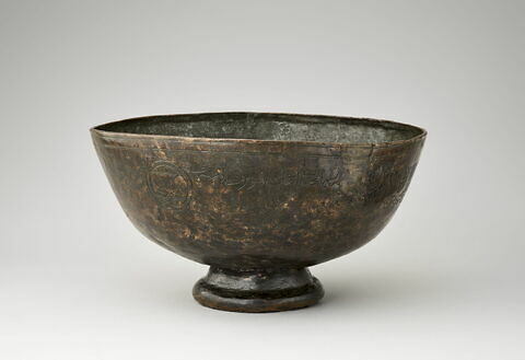 Grande coupe aux noms de deux émirs mamluks, image 2/12
