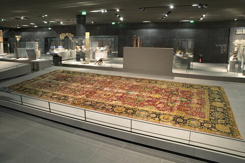 Tapis à décor d'arabesques et de fleurs de lotus dit  