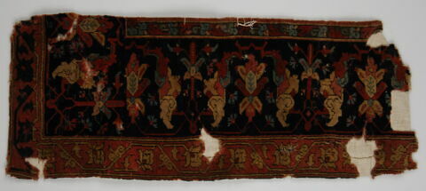 Fragment de tapis à décor d'arabesques fourchues