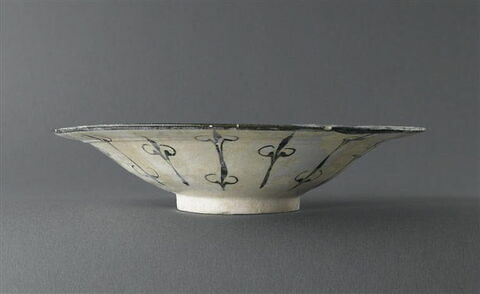 Coupe à inscription poétique et décor rayonnant, image 2/9
