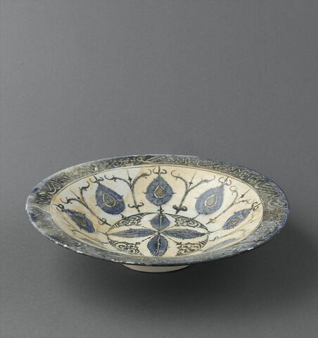 Coupe à inscription poétique et décor rayonnant, image 6/9