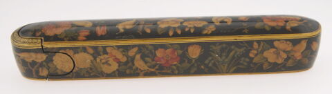 Plumier à décor floral dédié à Amin Sultan, image 12/20