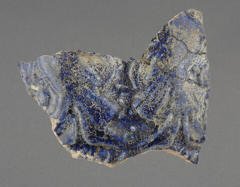 Fragment de bol lobé ou de bouteille