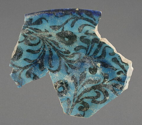 Fragment de plat circulaire intérieur lobé, aux feuilles de saules