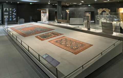 Tapis à décor de médaillons, image 2/12