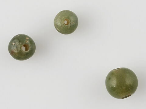 Trois perles d'émeraude (?)
