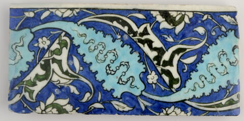 Carreau de bordure à fleurons rumi et feuilles dentelées décorées d'un nuage tchi