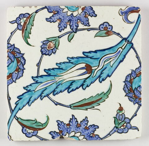 Carreau aux palmettes feuillues, aux feuilles dentelées enfermant une tulipe et aux fleurs épanouies saz