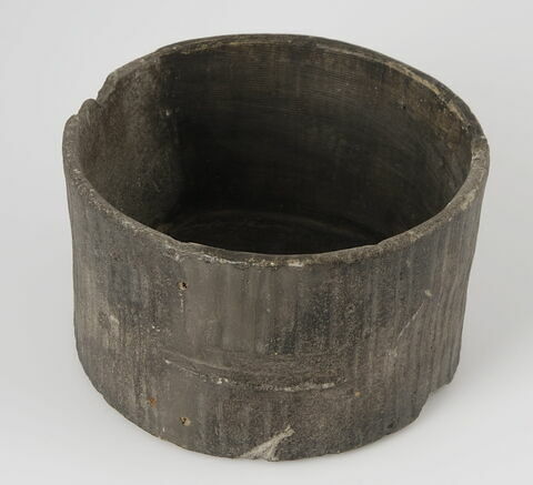 Récipient cylindrique profond, à fond plat, marmite (?)