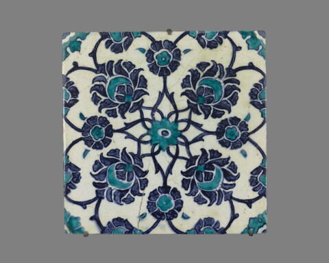 Carreau à décor de fleurs épanouies saz et rosettes ponctuant un rinceau en forme de fleur