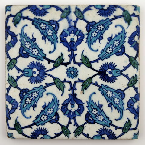 Carreau au rinceau de fleurs et feuilles dentelées