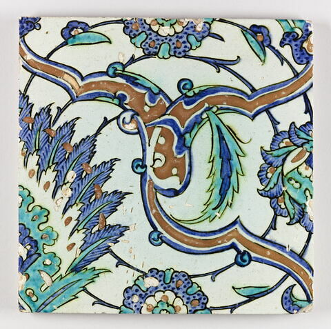 Carreau au réseau de rumi et de fleurs saz feuillues