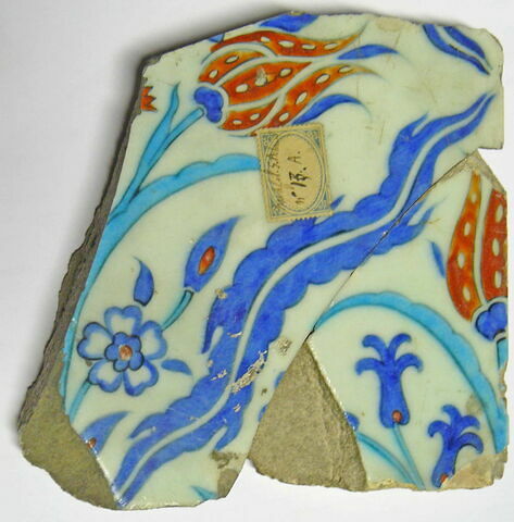 Fragment de carreau aux tigrures et tulipes, image 2/2