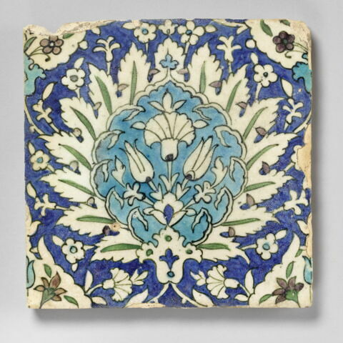 Carreau à la palmette feuillue enfermant un bouquet