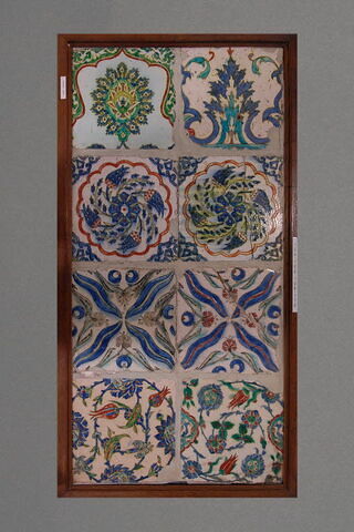 Carreau à décor de fleur composite sous une niche, image 2/2