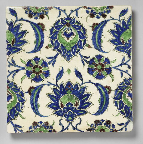 Carreau à décor de pivoines, fleurs épanouies saz et rosettes