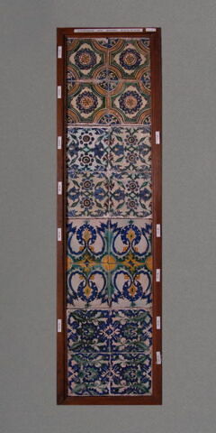 Carreau à décor de médaillons à rosette, image 2/2