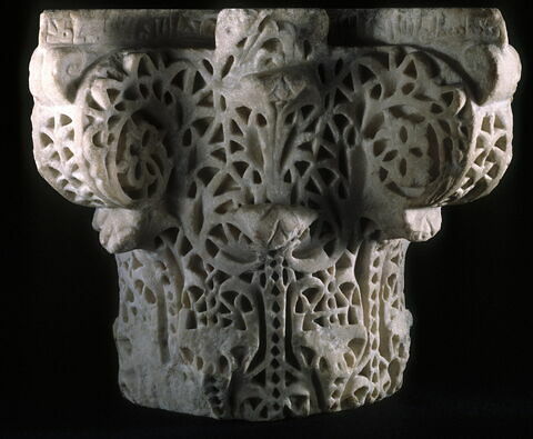 Chapiteau corinthien au nom du calife al-Hakam II al-Mustansir bi-llâh, image 12/12