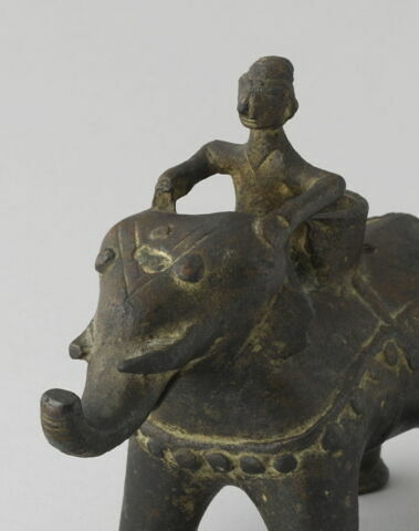 Pied de brûle-parfum ornithomorphe ou porte-bougie : éléphant et son cornac, image 8/8