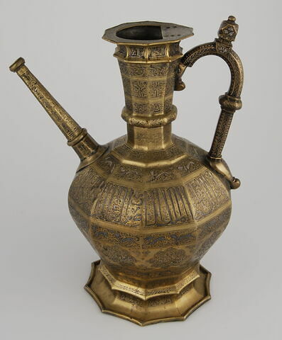 Aiguière au nom du sultan al-Malik al-Nasir Salah al-Din Yusuf, image 3/7