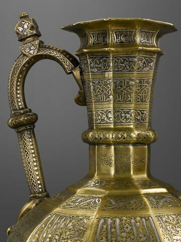 Aiguière au nom du sultan al-Malik al-Nasir Salah al-Din Yusuf, image 2/7