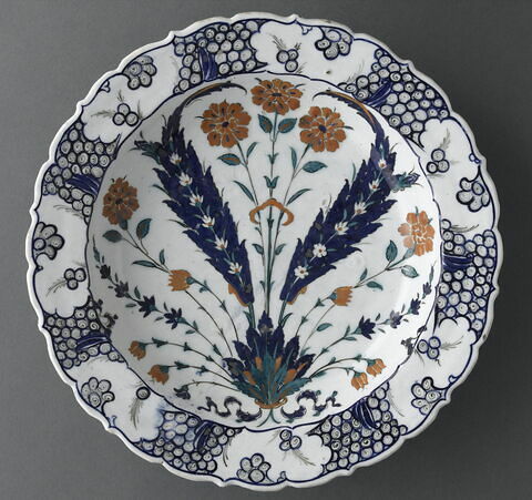 Plat au bouquet symétrique à feuilles hanceri