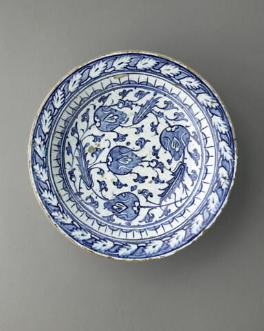 Plat aux fleurs-palmettes