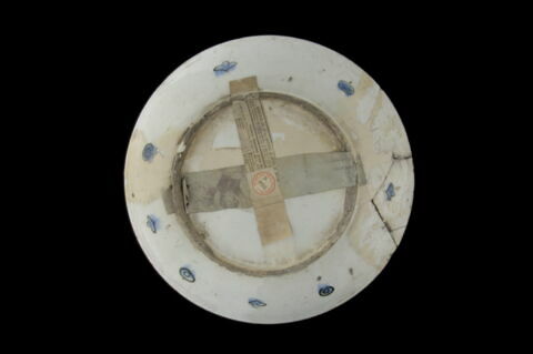 Plat à réseau cruciforme de rinceaux à rumi et  palmettes, image 3/4