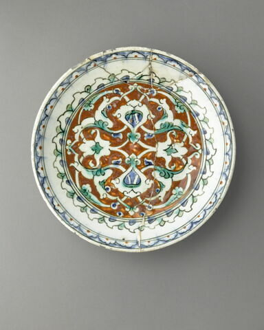 Plat à réseau cruciforme de rinceaux à rumi et  palmettes
