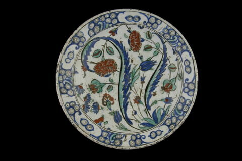 Plat aux feuilles hanceri et à à la touffe de fleurs, image 4/6