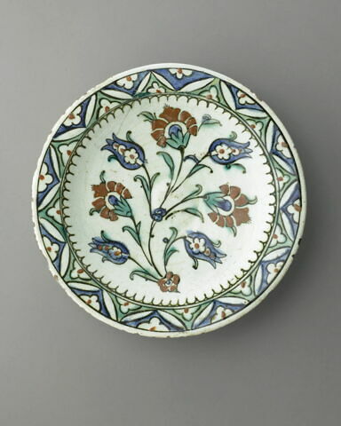 Plat creux à la touffe de fleurs composite, oeillets et tulipes